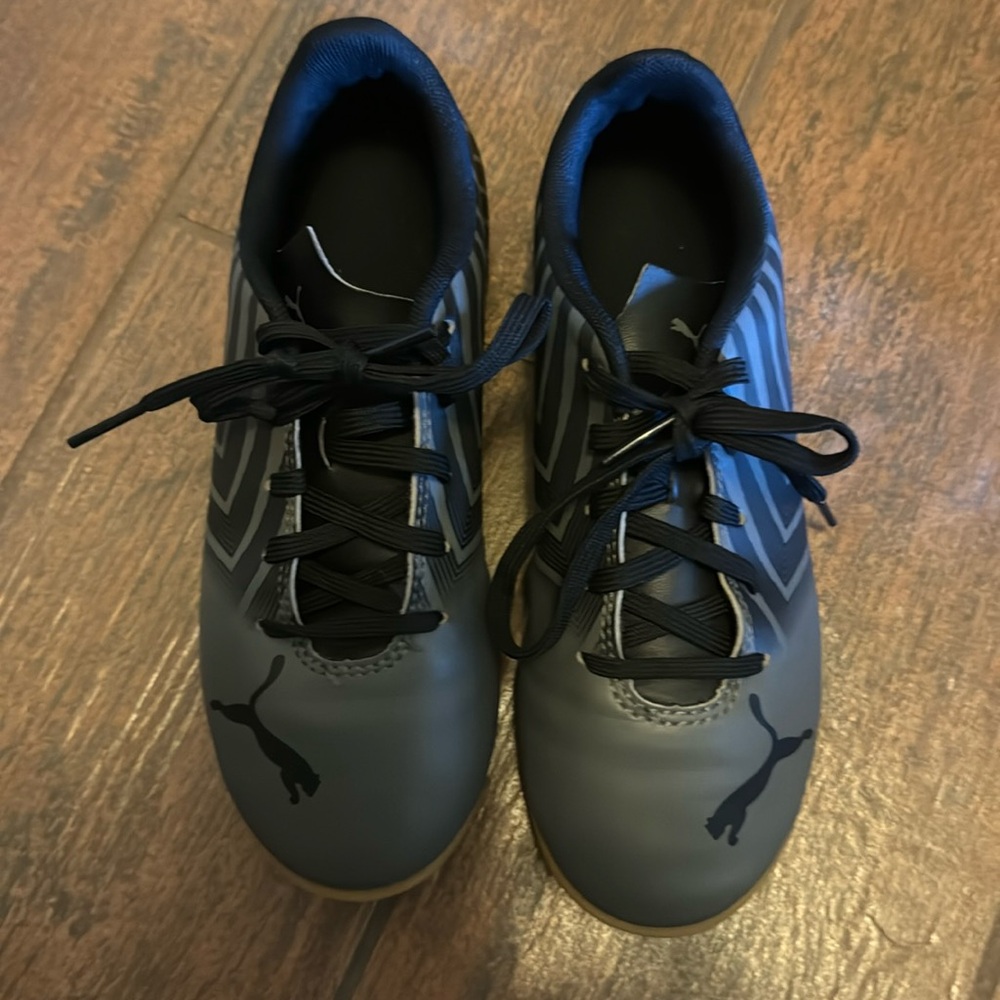 SOLD 🔴 
Kids Puma shoes. Great condition. Size 2